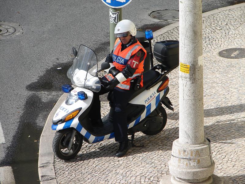 01_11_05 052.jpg - Polizei auf 50-Kubik-Rollern